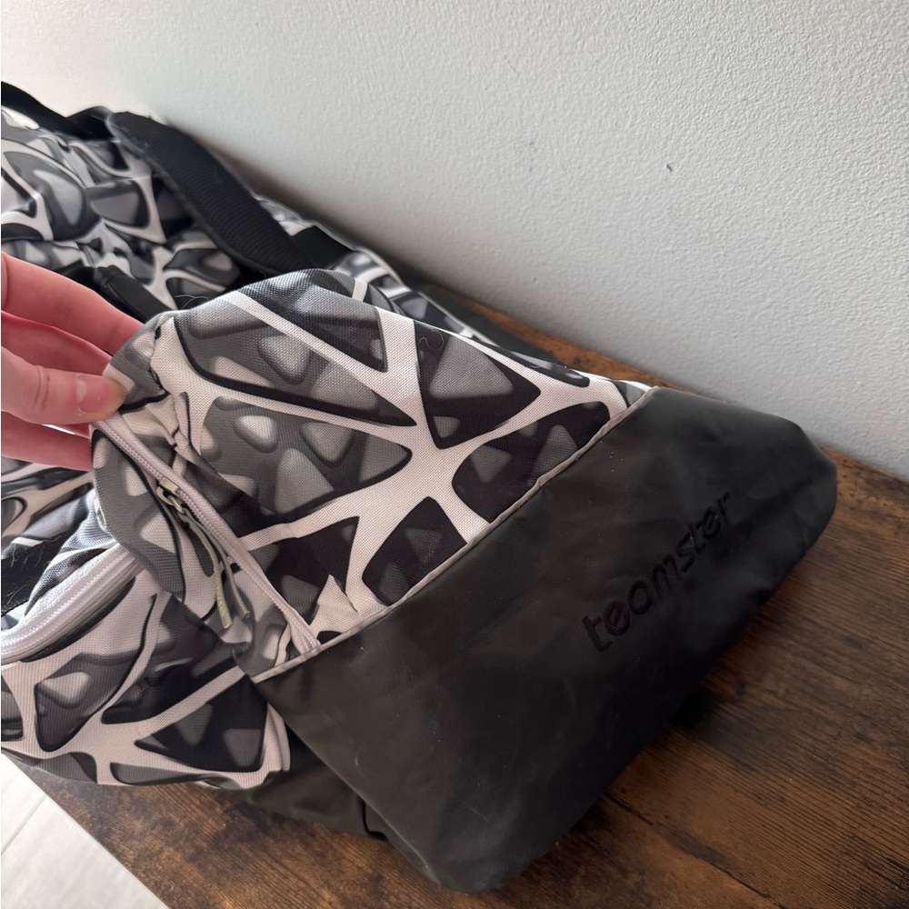 Speedo 30L Swim Duffel Bag • Black/Grey Geometric Print • Water Resistant - Picture 5 of 6